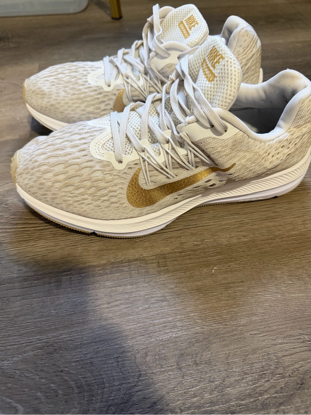 Nike Women's Size 8.5 Winflo 5 String Gold white tan Lace-Up Running Sneakers